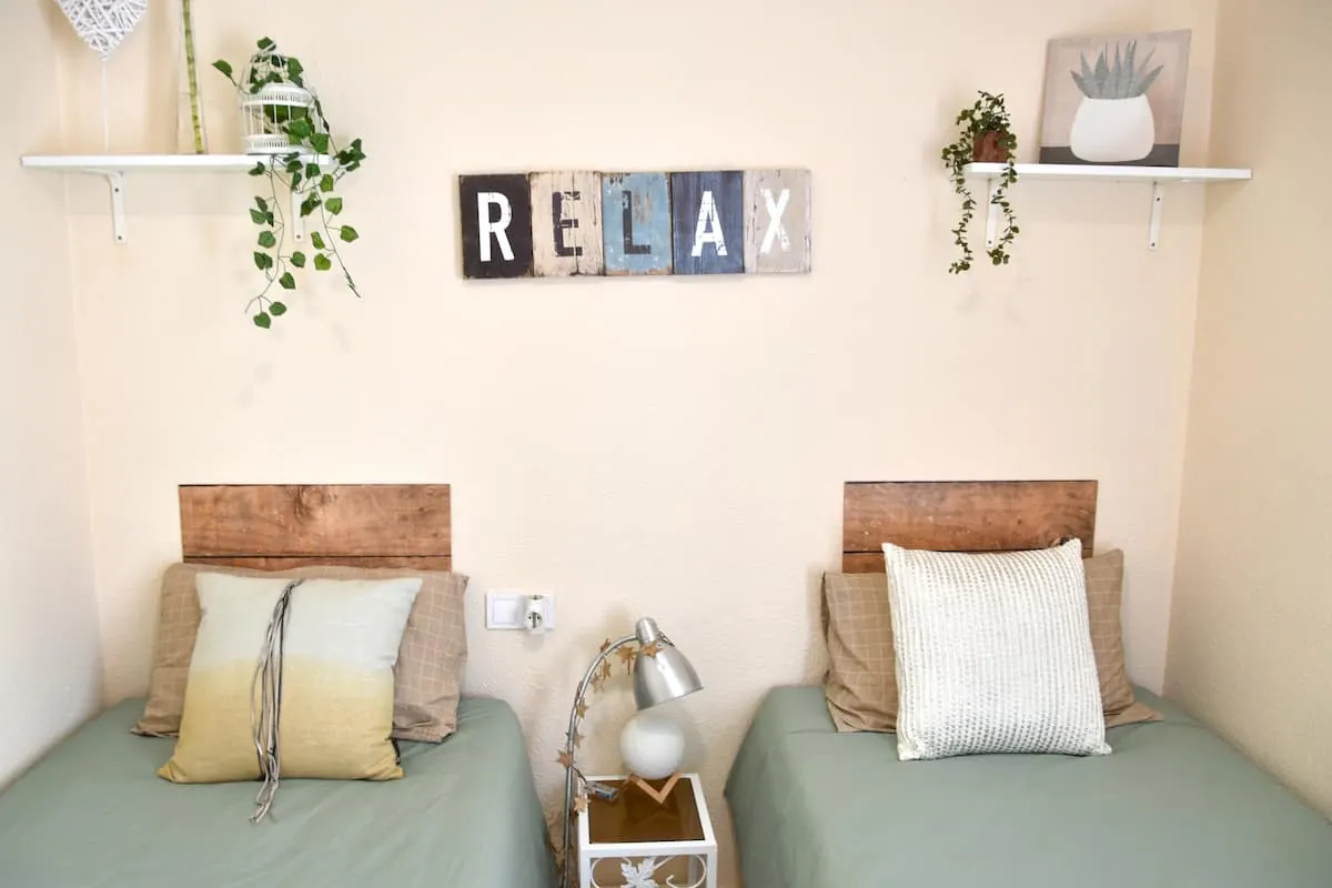 Dormitorio con dos camas individuales