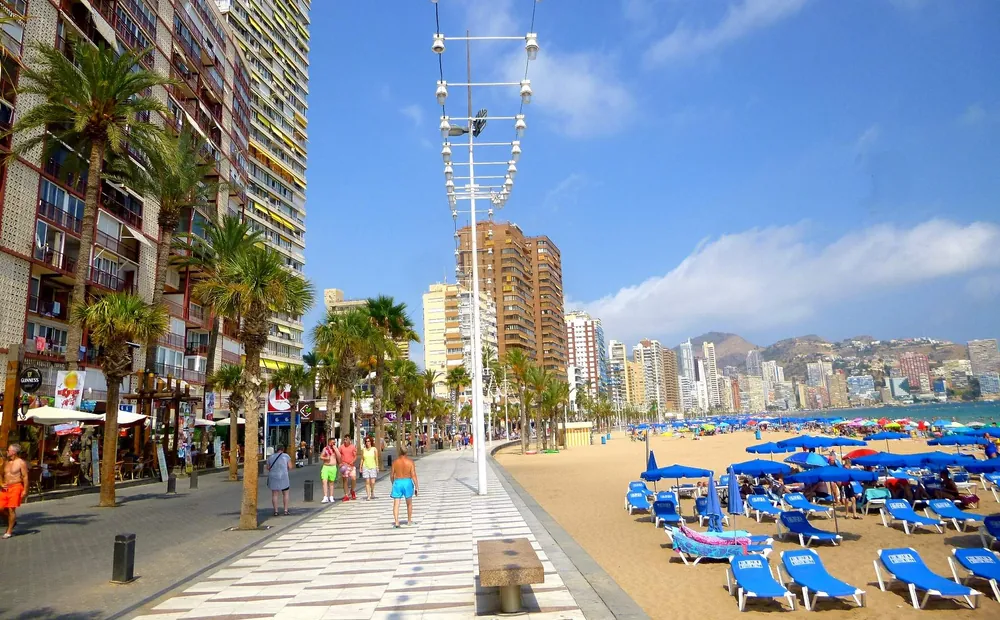 Fotografía real de la playa de Levante y su paseo en Benidorm