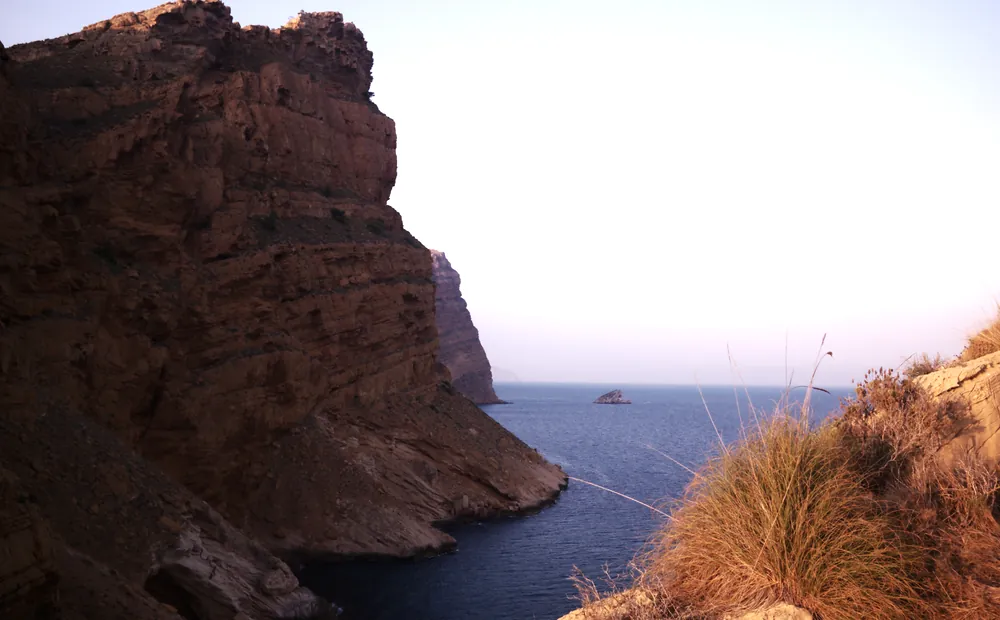 Fotografía real de los acantilados de Serra Gelada junto al mar